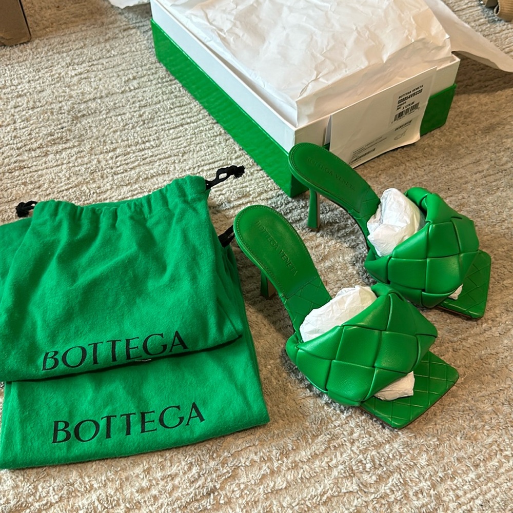 Bottega lido sandal grass color like new